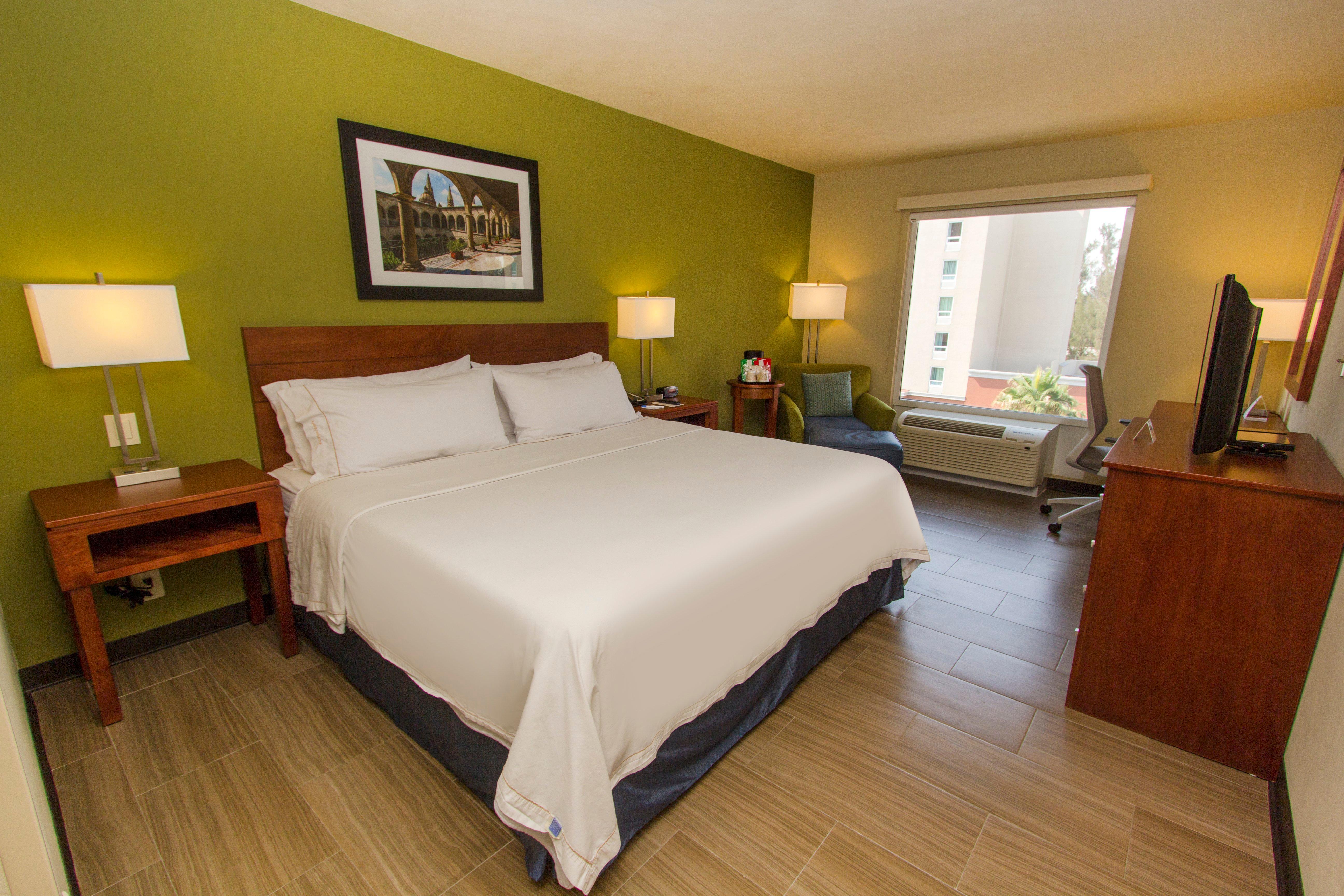 Holiday Inn Express Guadalajara Aeropuerto By Ihg Las Pintas Екстериор снимка