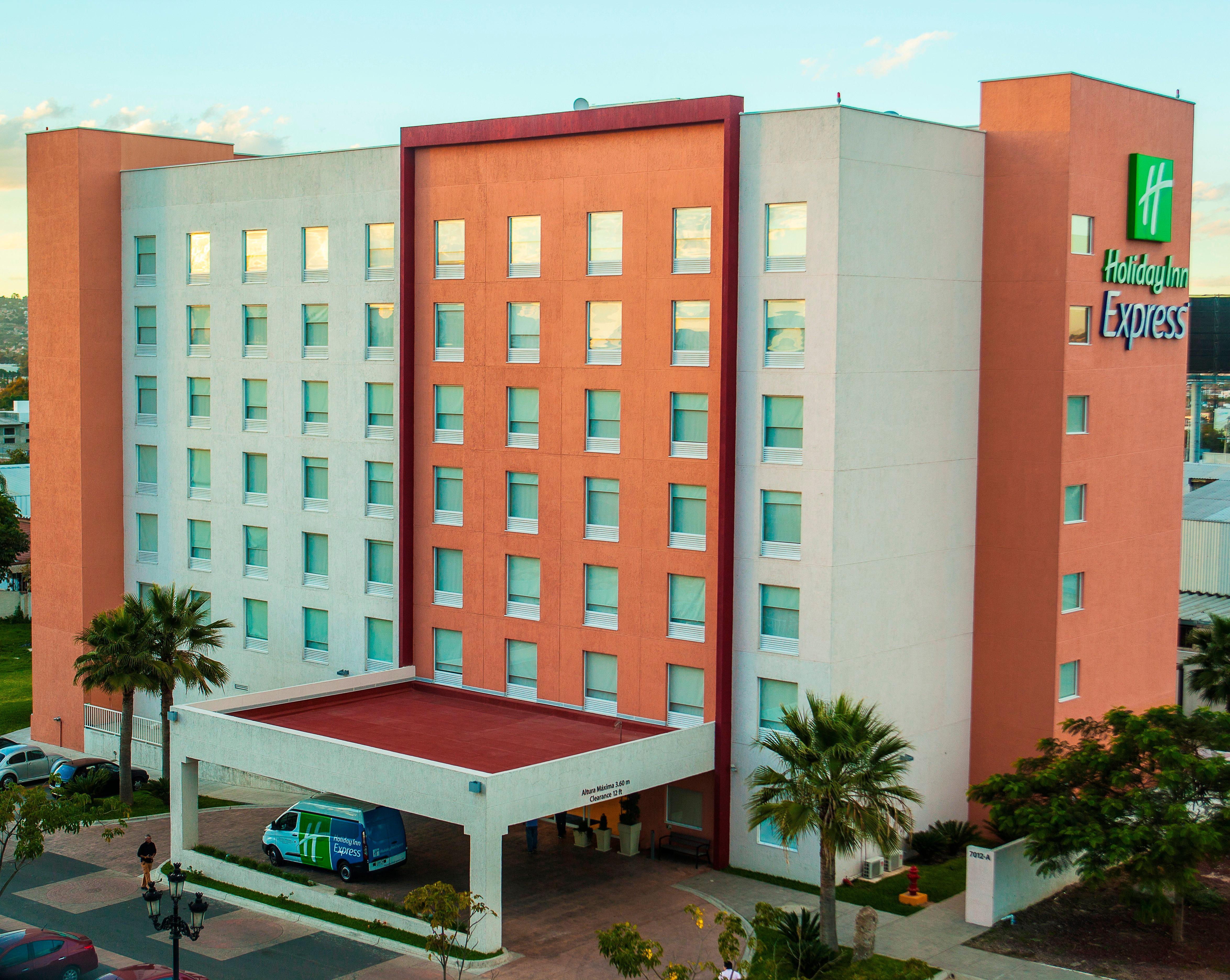 Holiday Inn Express Guadalajara Aeropuerto By Ihg Las Pintas Екстериор снимка