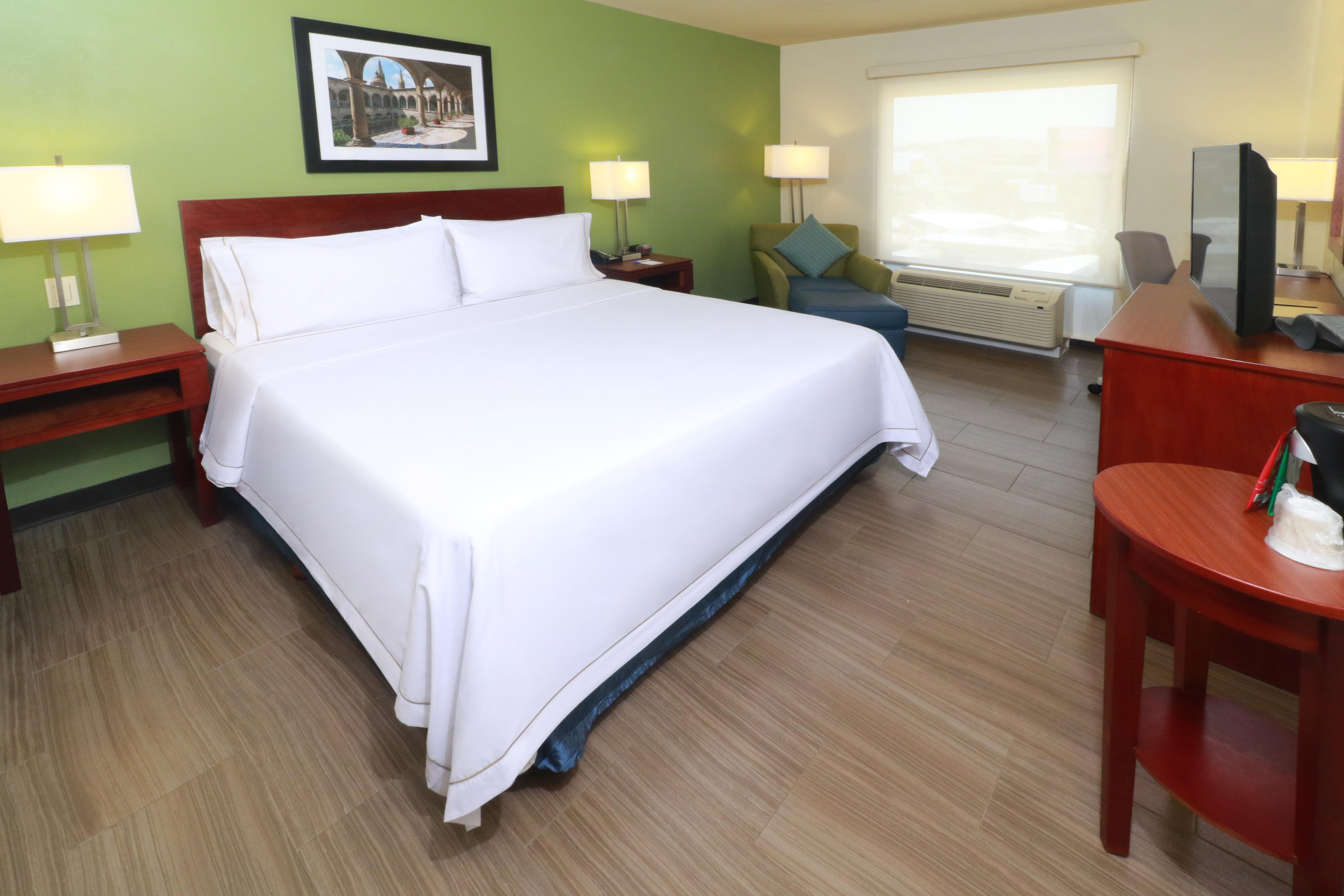Holiday Inn Express Guadalajara Aeropuerto By Ihg Las Pintas Екстериор снимка