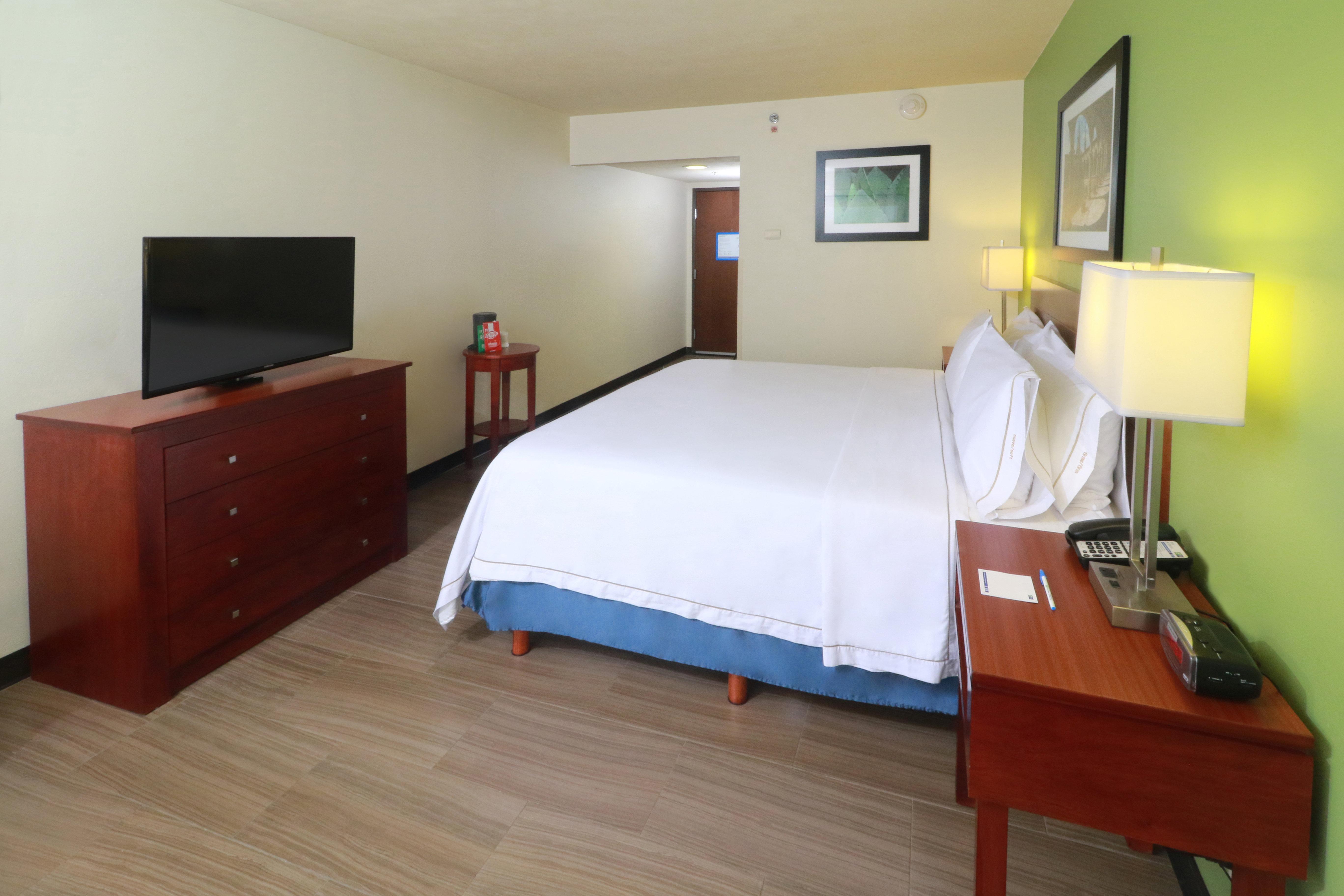 Holiday Inn Express Guadalajara Aeropuerto By Ihg Las Pintas Екстериор снимка