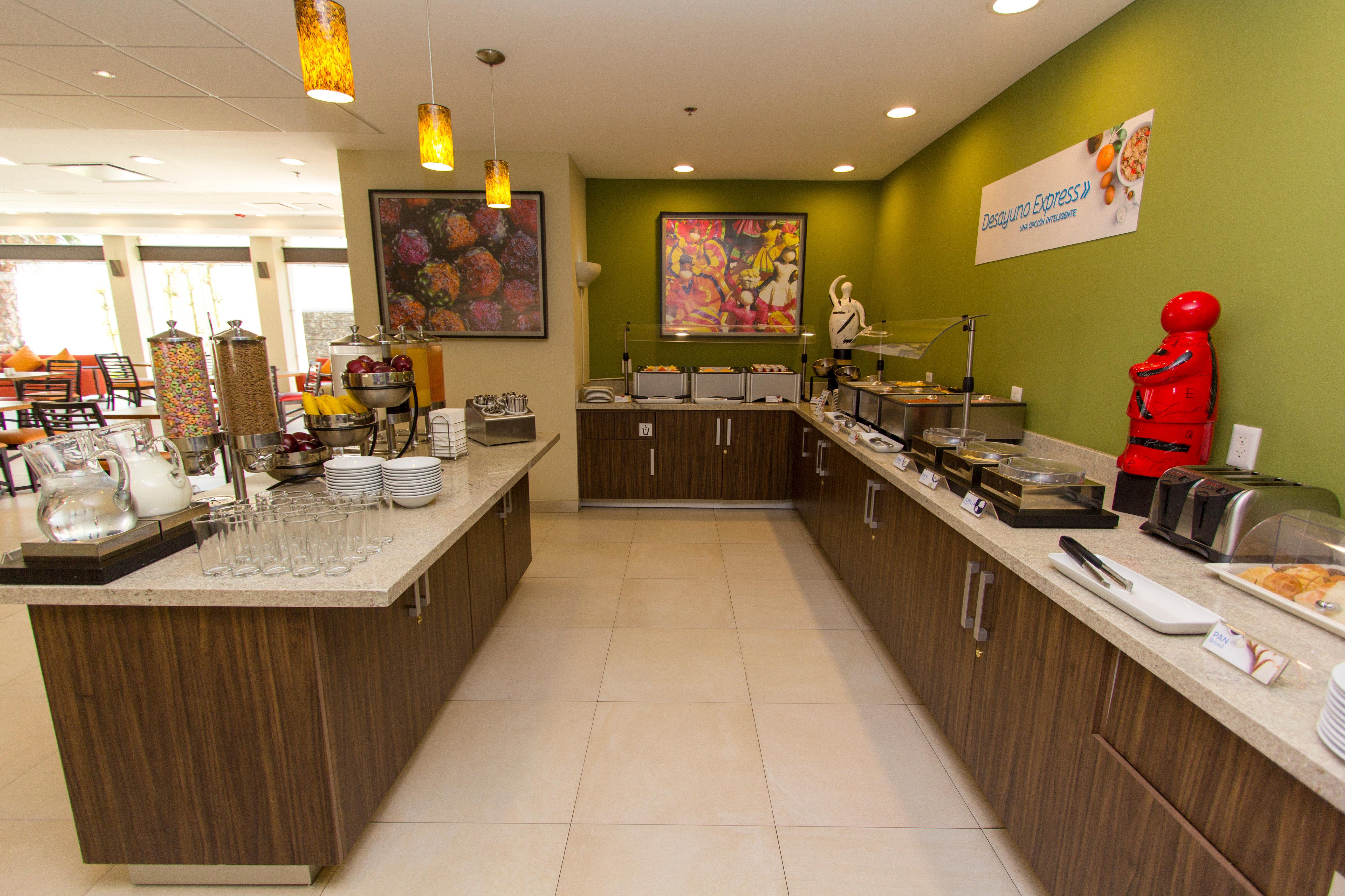 Holiday Inn Express Guadalajara Aeropuerto By Ihg Las Pintas Екстериор снимка