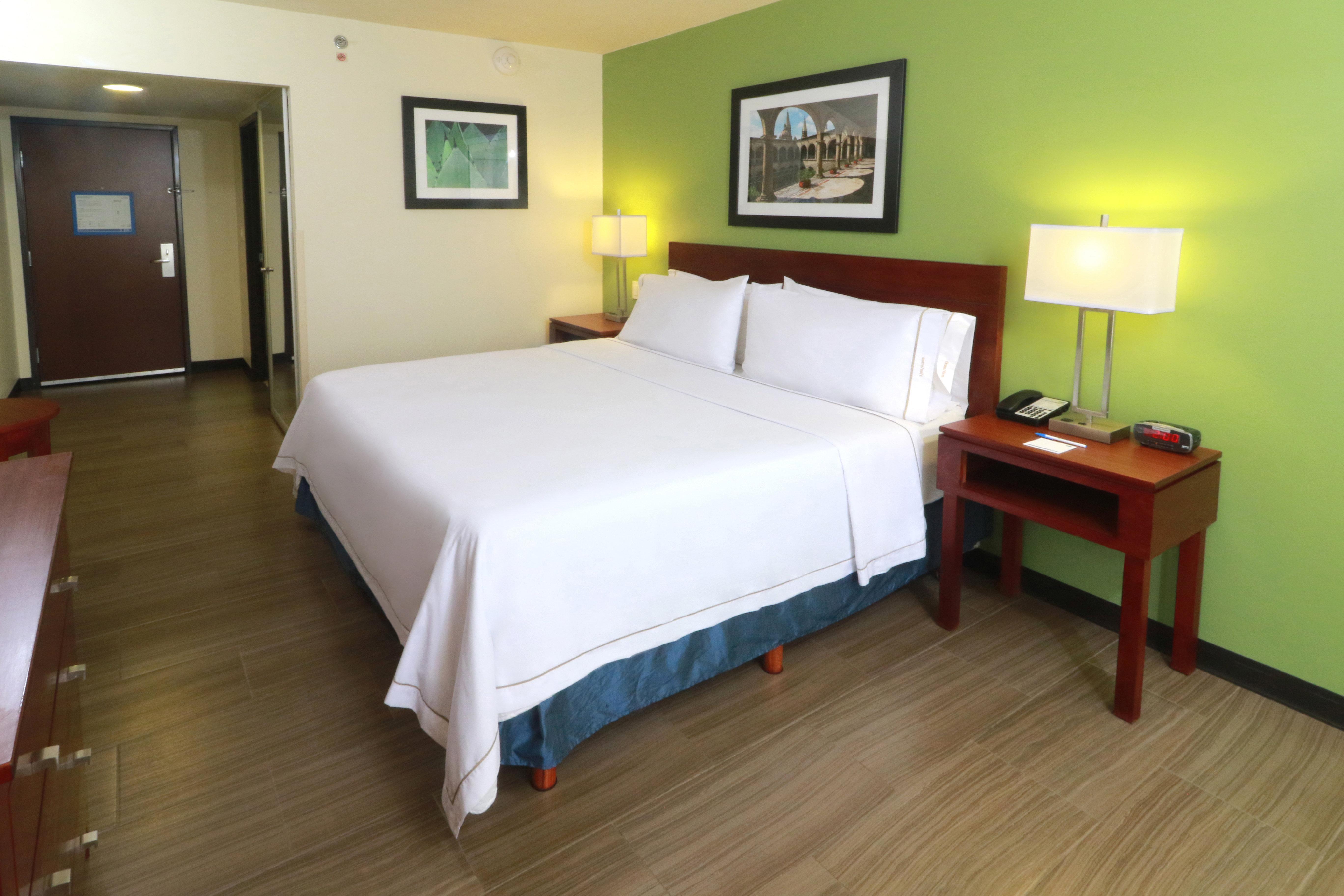 Holiday Inn Express Guadalajara Aeropuerto By Ihg Las Pintas Екстериор снимка