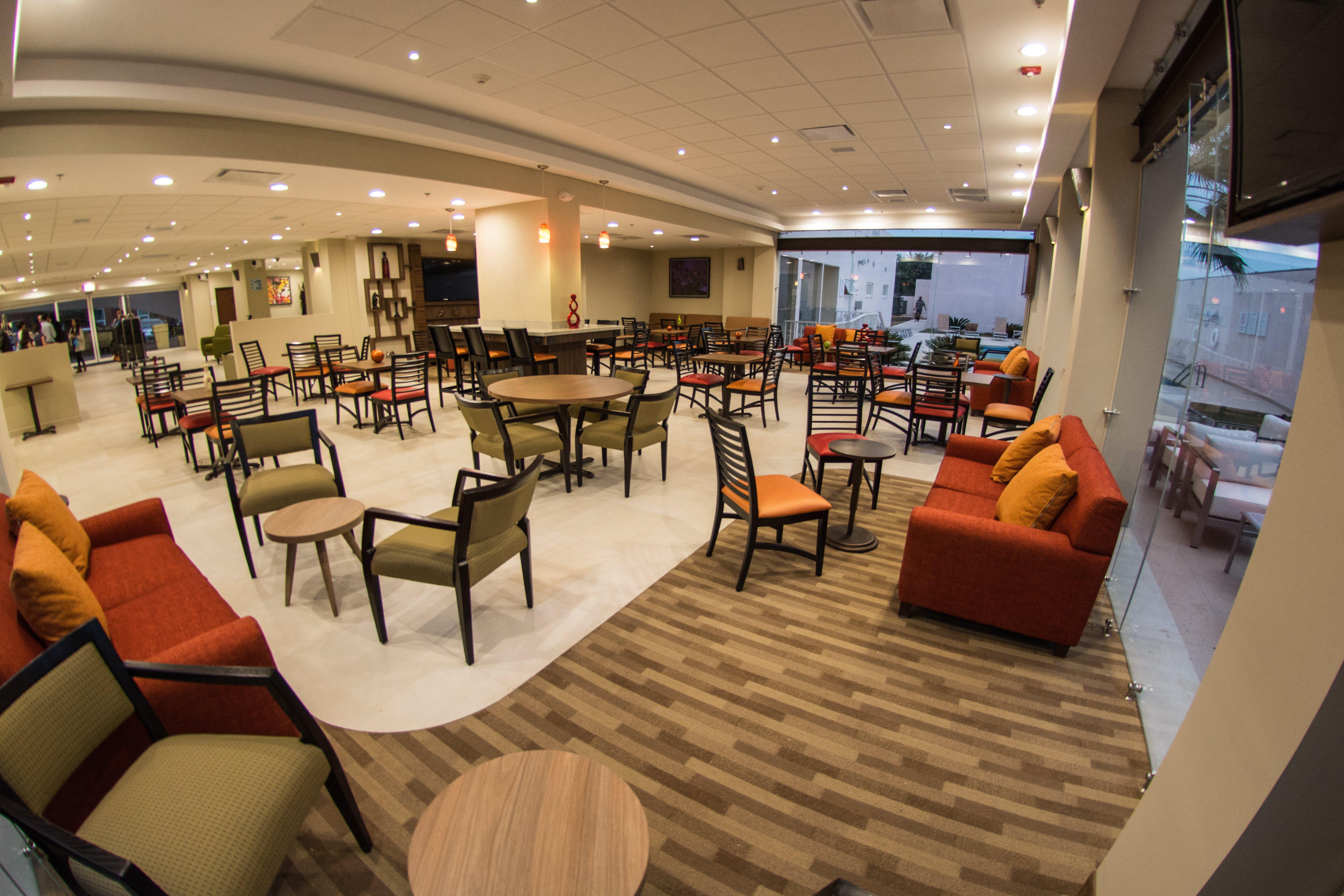 Holiday Inn Express Guadalajara Aeropuerto By Ihg Las Pintas Екстериор снимка
