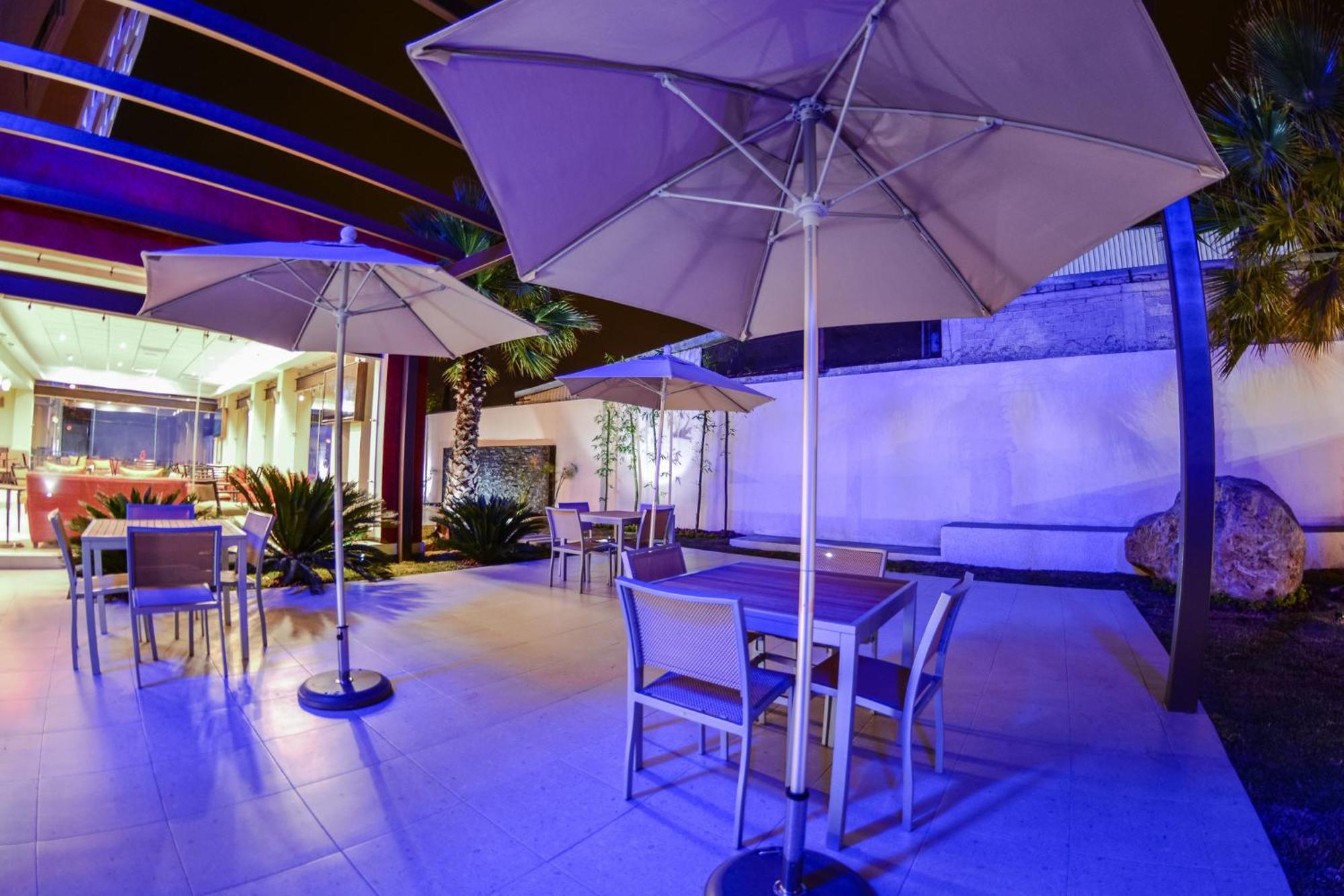 Holiday Inn Express Guadalajara Aeropuerto By Ihg Las Pintas Екстериор снимка