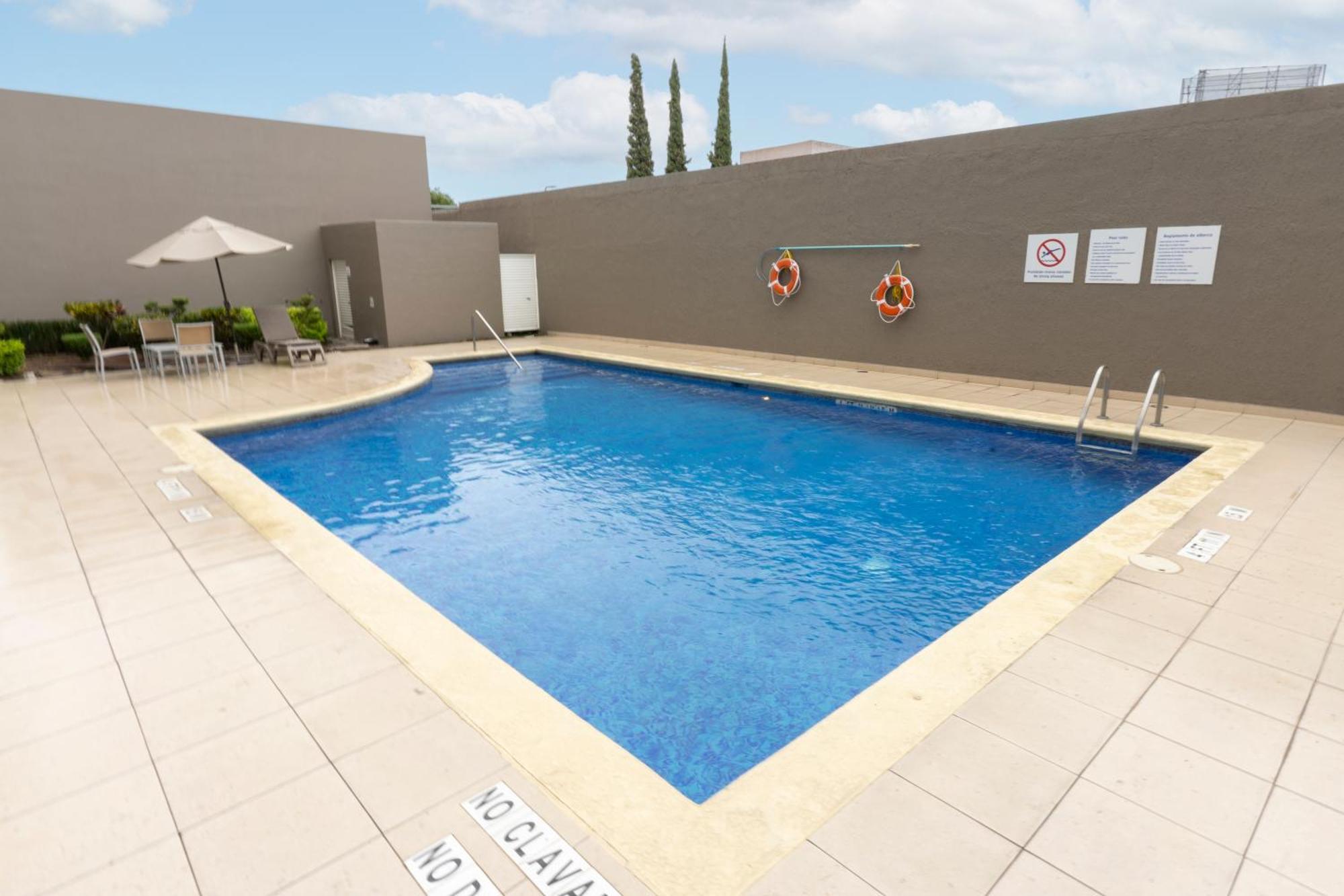 Holiday Inn Express Guadalajara Aeropuerto By Ihg Las Pintas Екстериор снимка