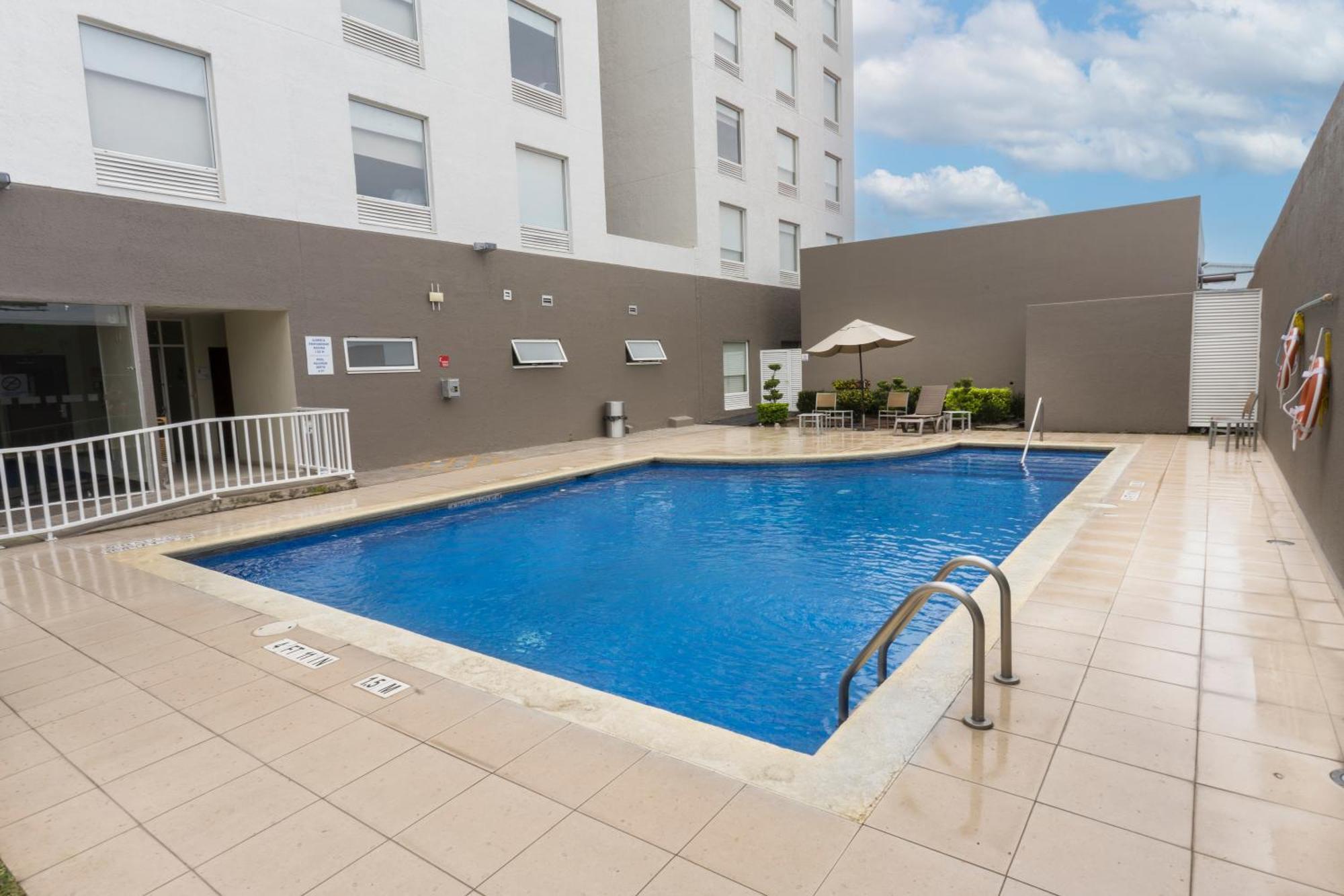 Holiday Inn Express Guadalajara Aeropuerto By Ihg Las Pintas Екстериор снимка