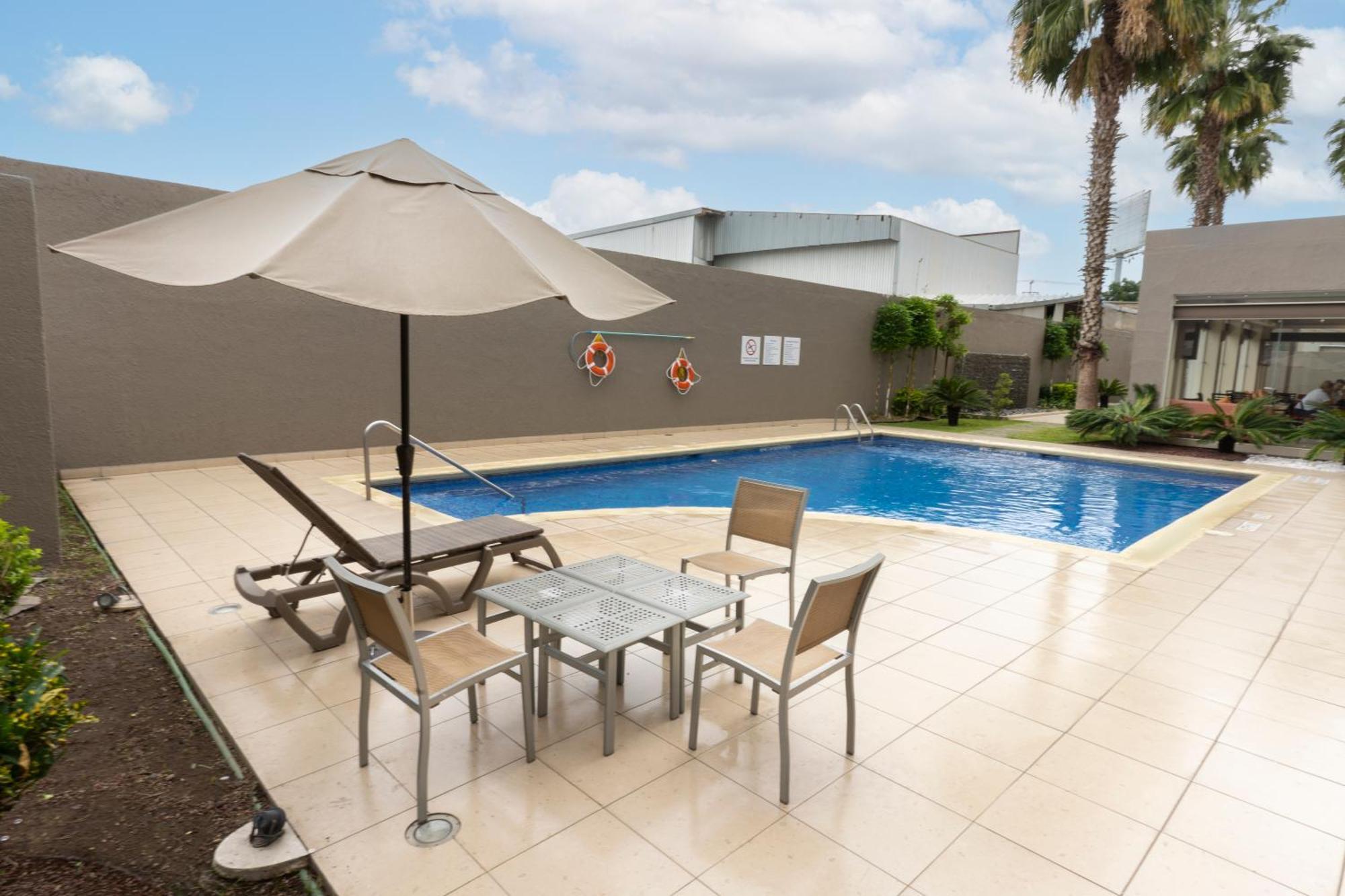 Holiday Inn Express Guadalajara Aeropuerto By Ihg Las Pintas Екстериор снимка