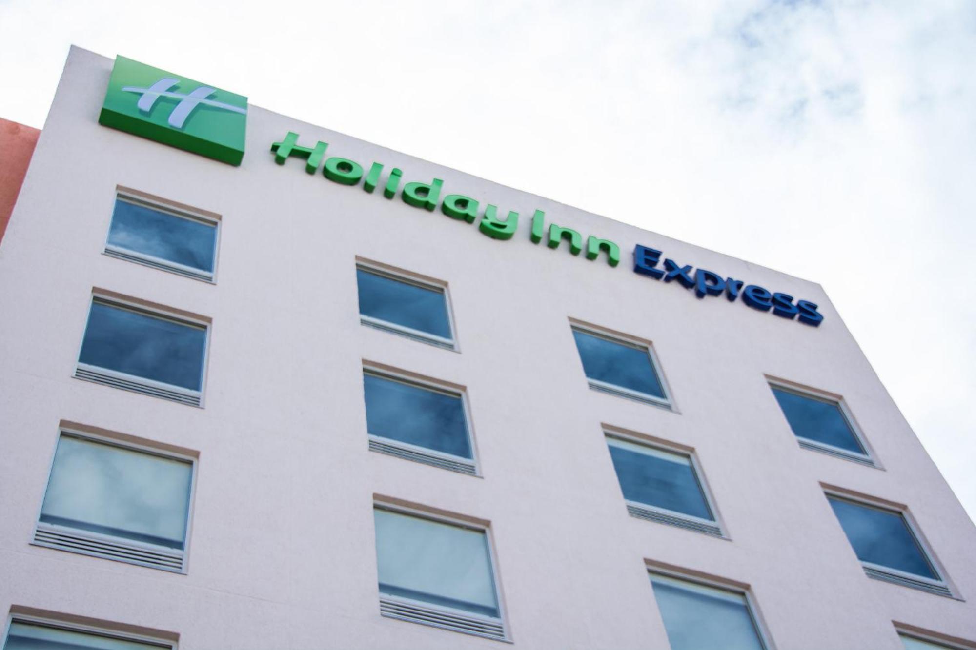 Holiday Inn Express Guadalajara Aeropuerto By Ihg Las Pintas Екстериор снимка