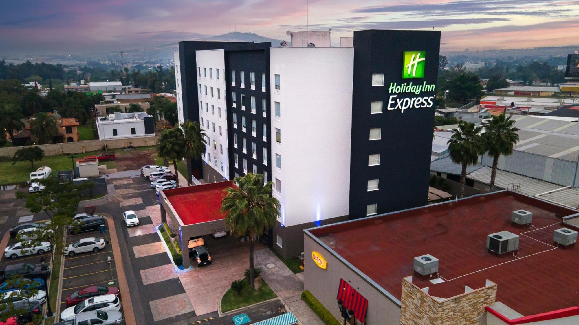 Holiday Inn Express Guadalajara Aeropuerto By Ihg Las Pintas Екстериор снимка