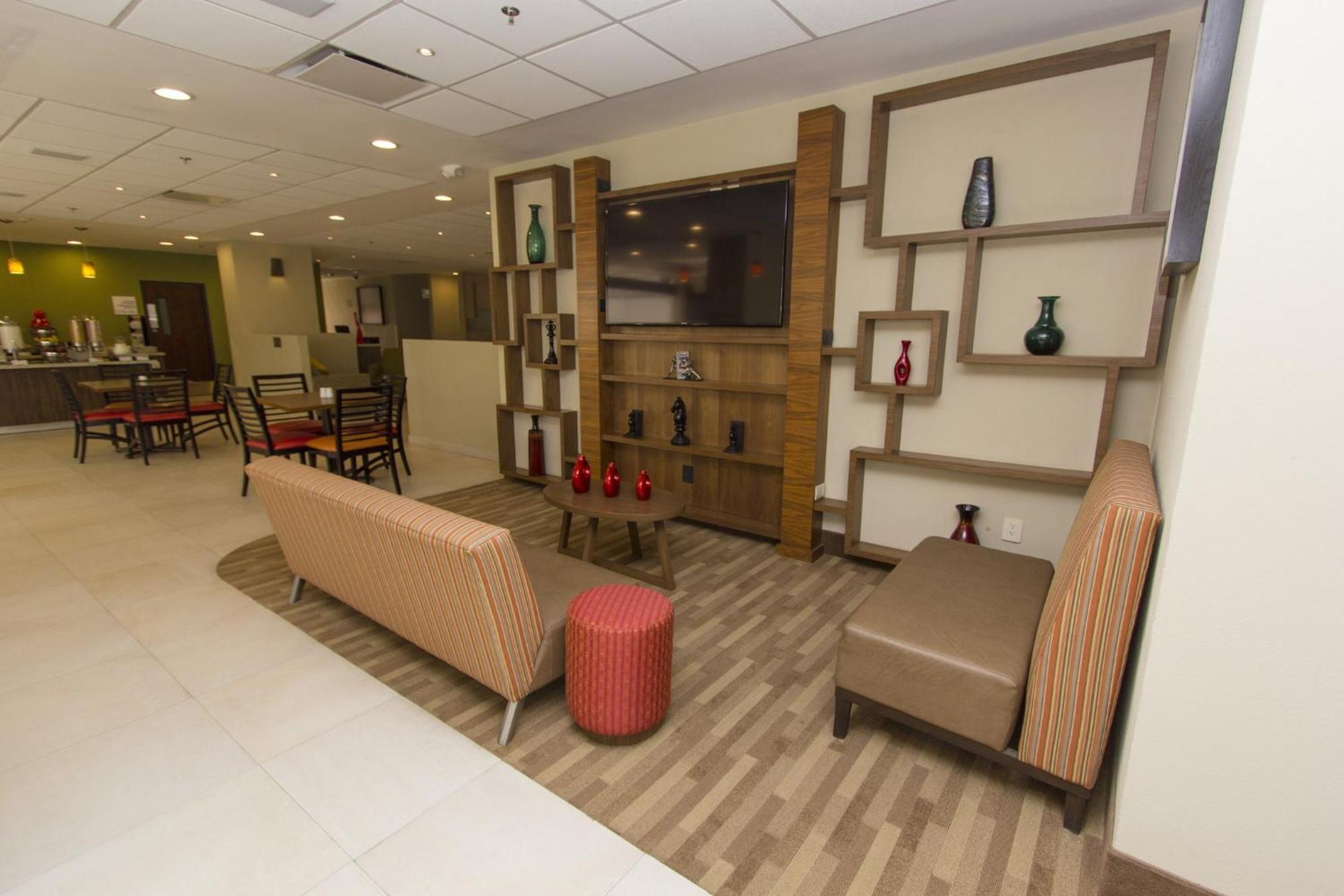 Holiday Inn Express Guadalajara Aeropuerto By Ihg Las Pintas Екстериор снимка