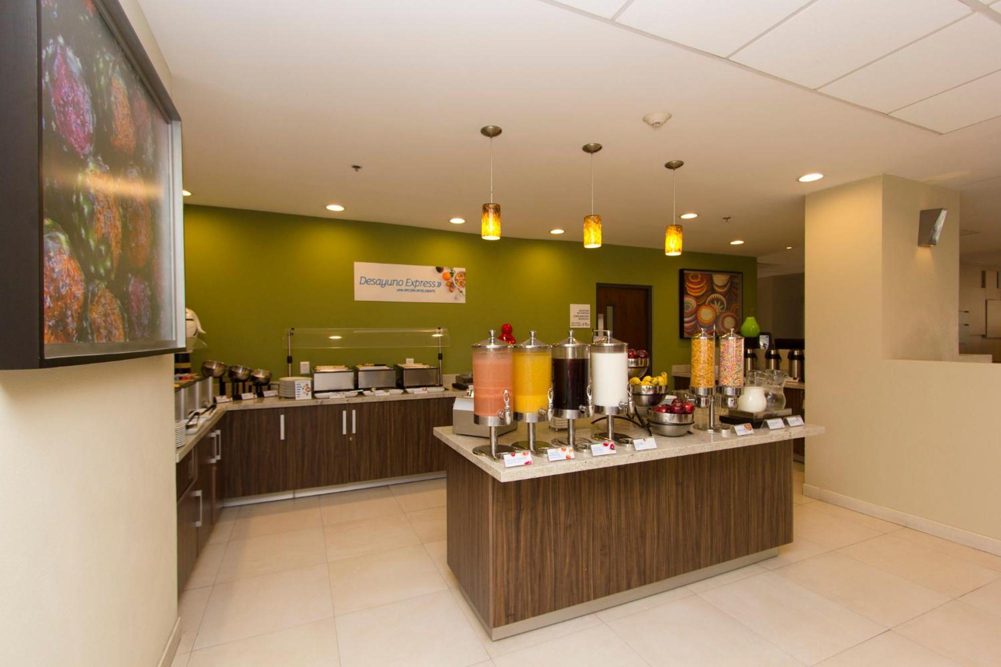Holiday Inn Express Guadalajara Aeropuerto By Ihg Las Pintas Екстериор снимка