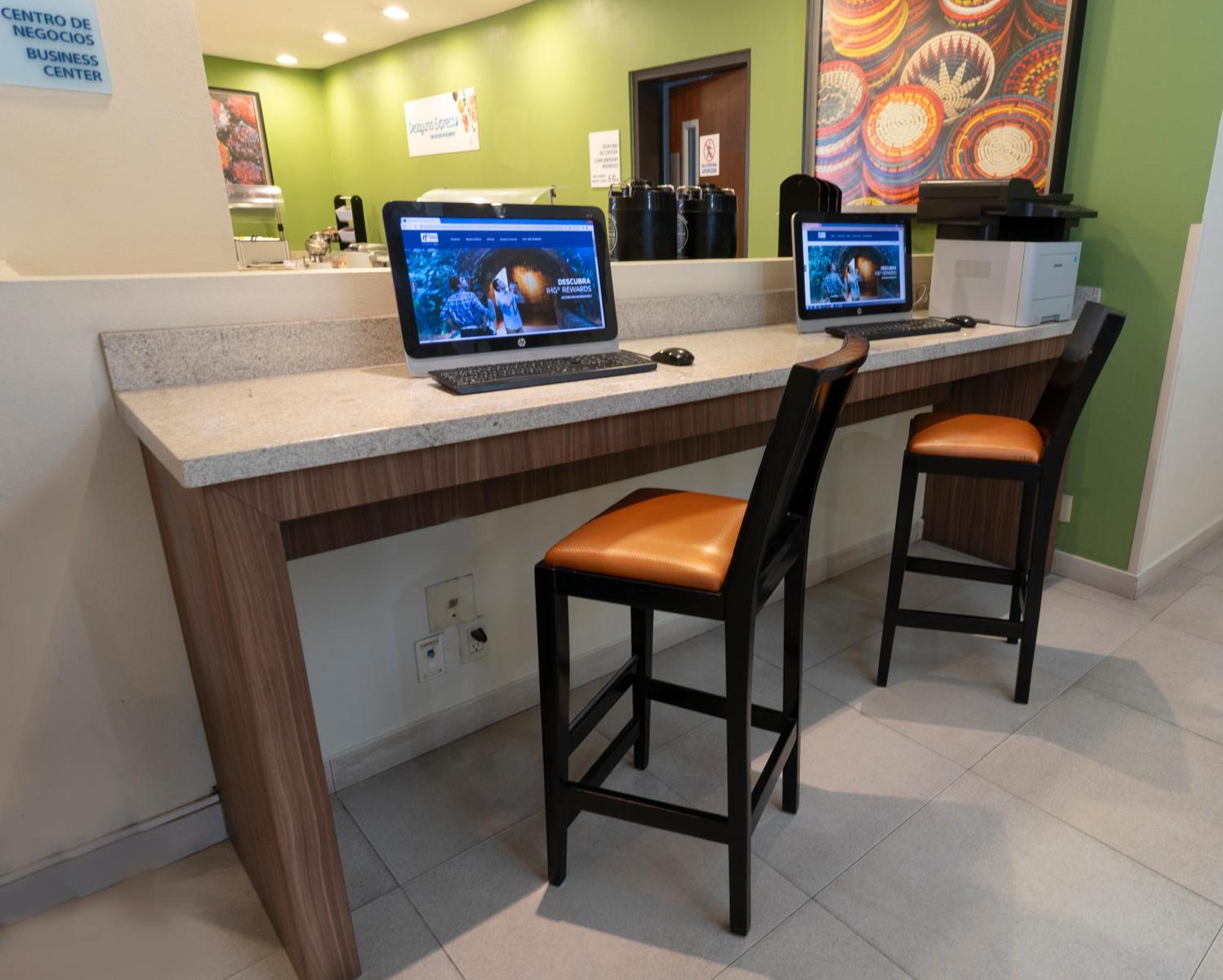 Holiday Inn Express Guadalajara Aeropuerto By Ihg Las Pintas Екстериор снимка