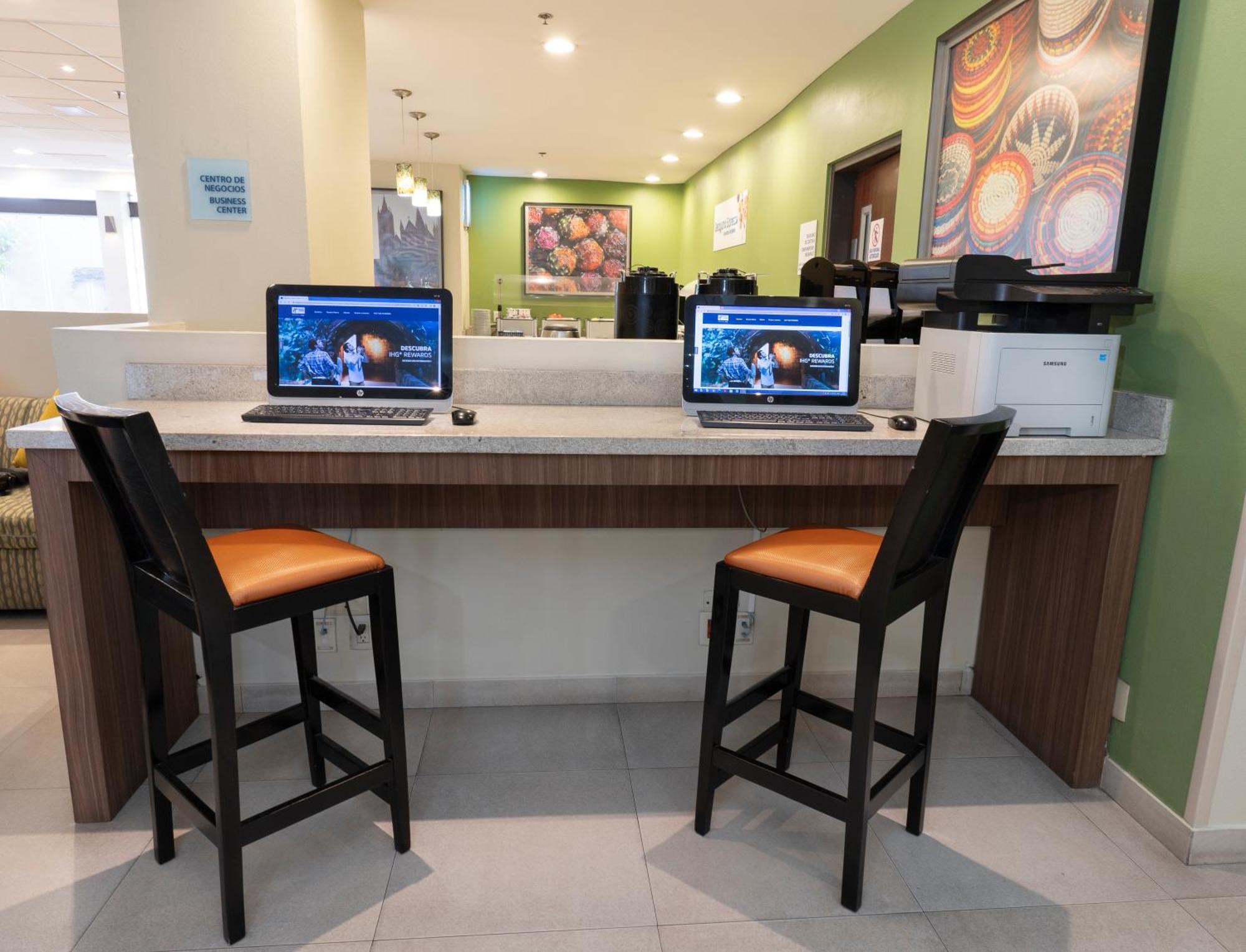 Holiday Inn Express Guadalajara Aeropuerto By Ihg Las Pintas Екстериор снимка