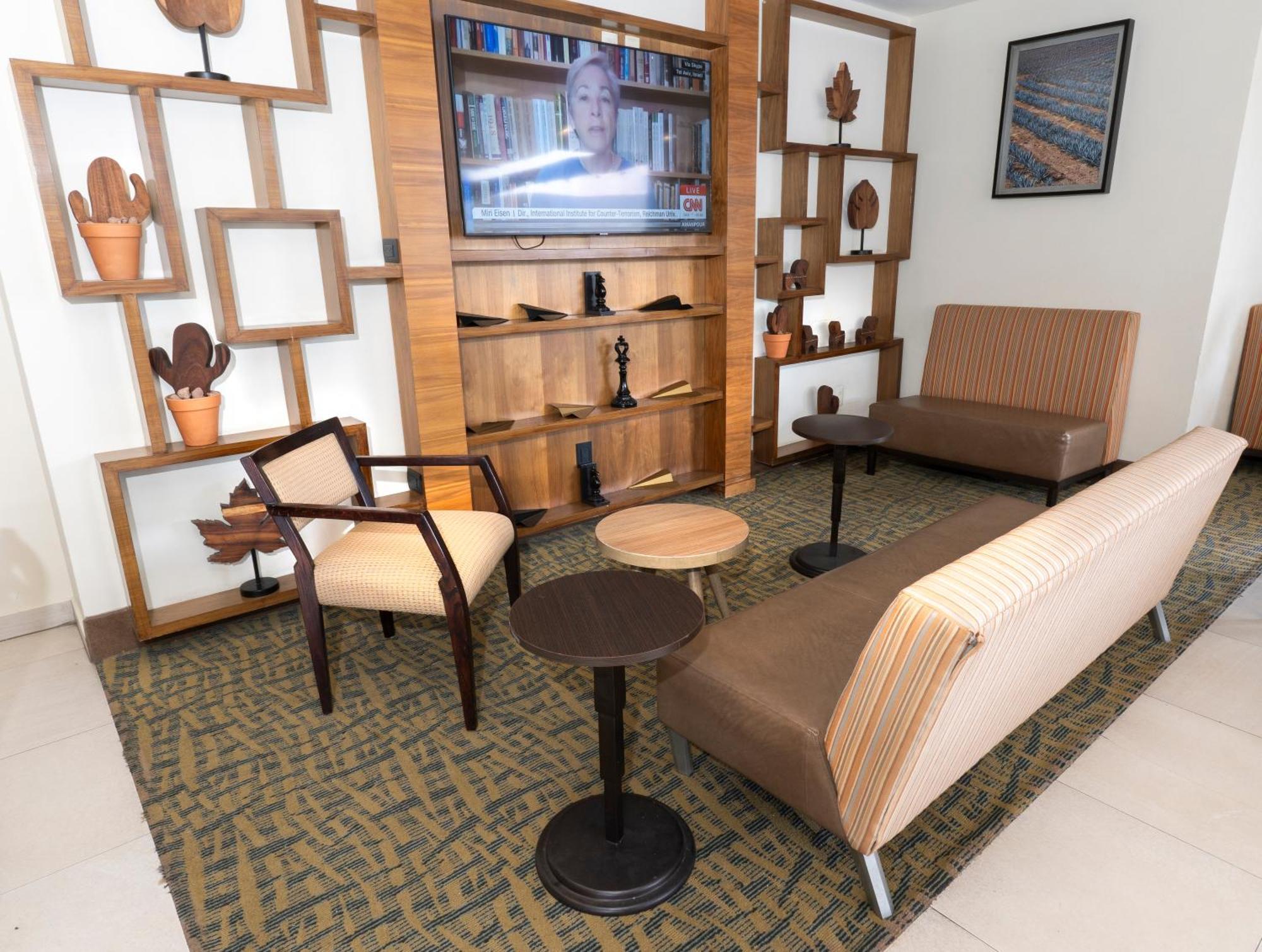 Holiday Inn Express Guadalajara Aeropuerto By Ihg Las Pintas Екстериор снимка