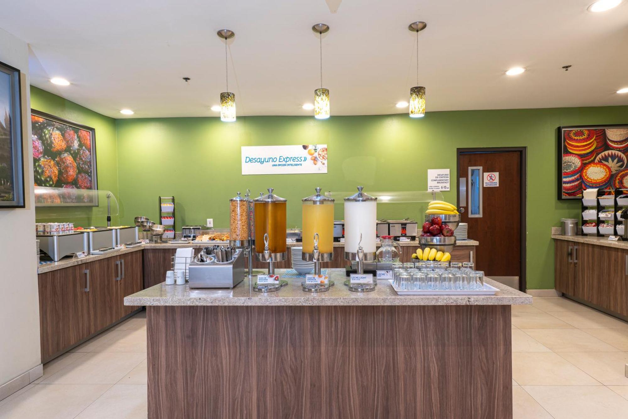 Holiday Inn Express Guadalajara Aeropuerto By Ihg Las Pintas Екстериор снимка