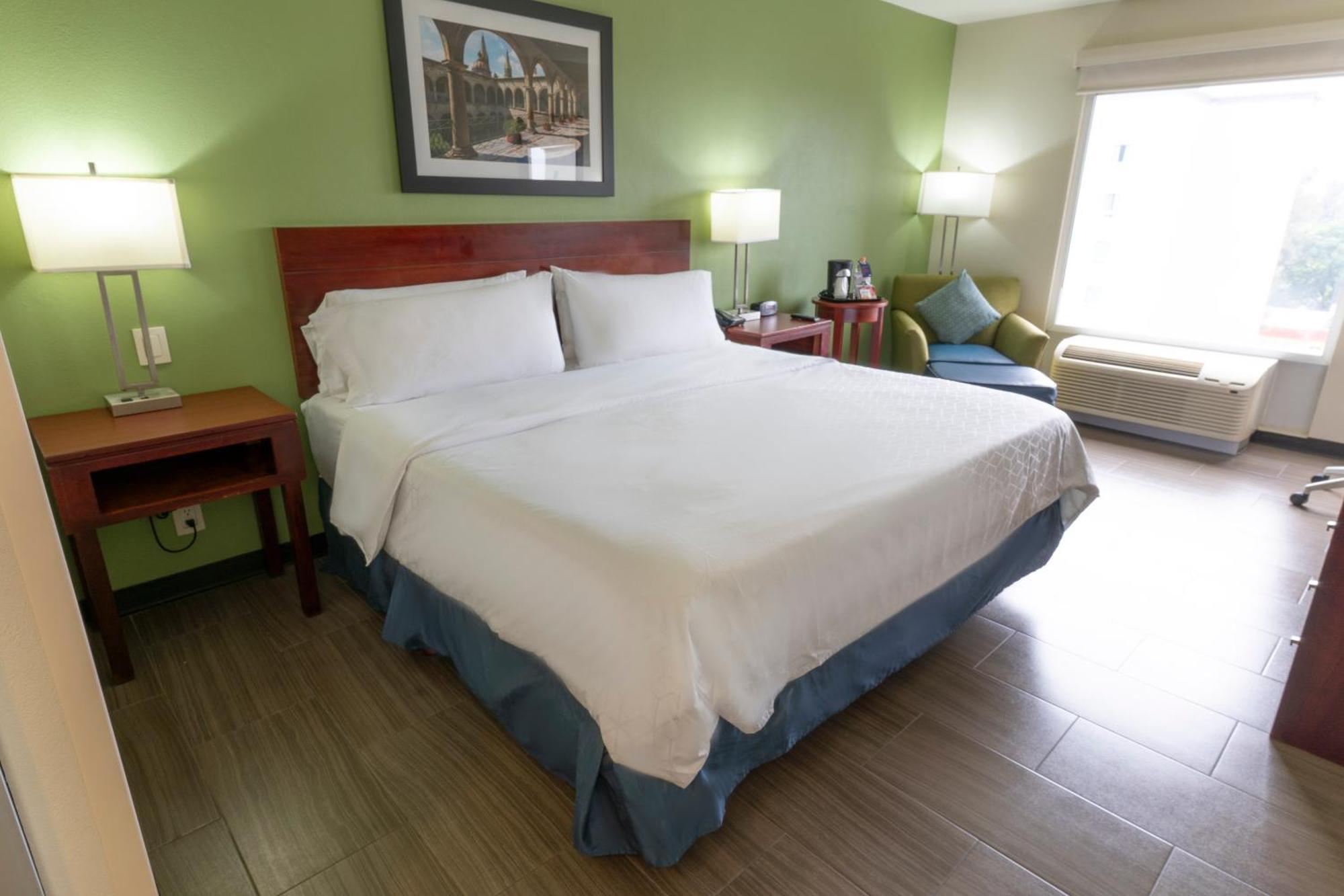 Holiday Inn Express Guadalajara Aeropuerto By Ihg Las Pintas Екстериор снимка