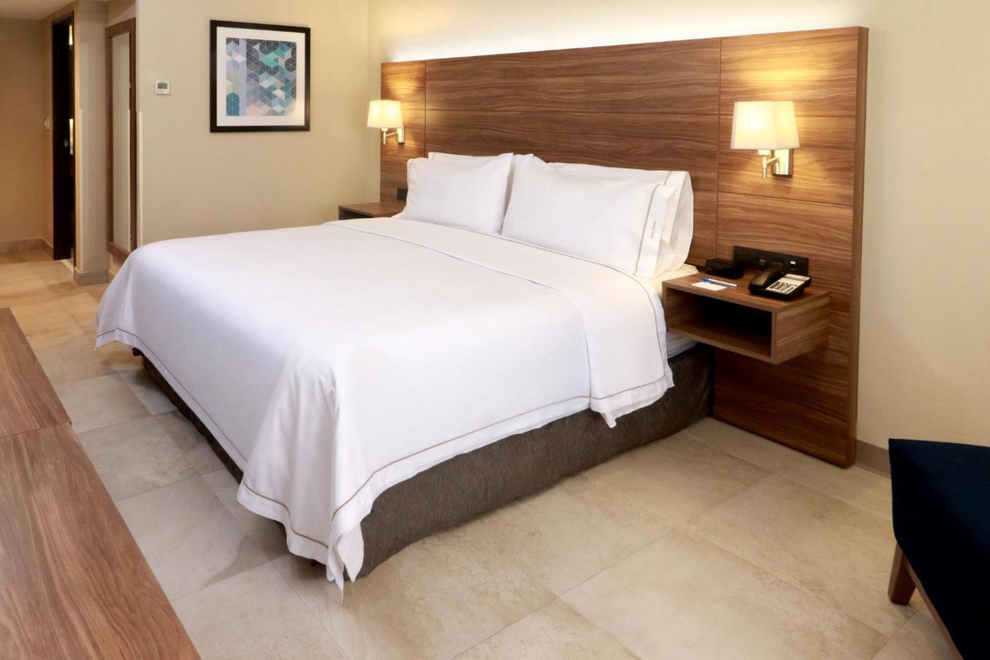 Holiday Inn Express Guadalajara Aeropuerto By Ihg Las Pintas Екстериор снимка