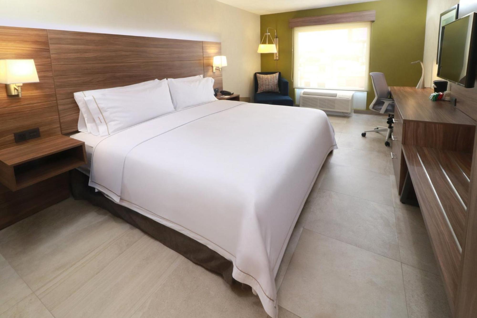 Holiday Inn Express Guadalajara Aeropuerto By Ihg Las Pintas Екстериор снимка